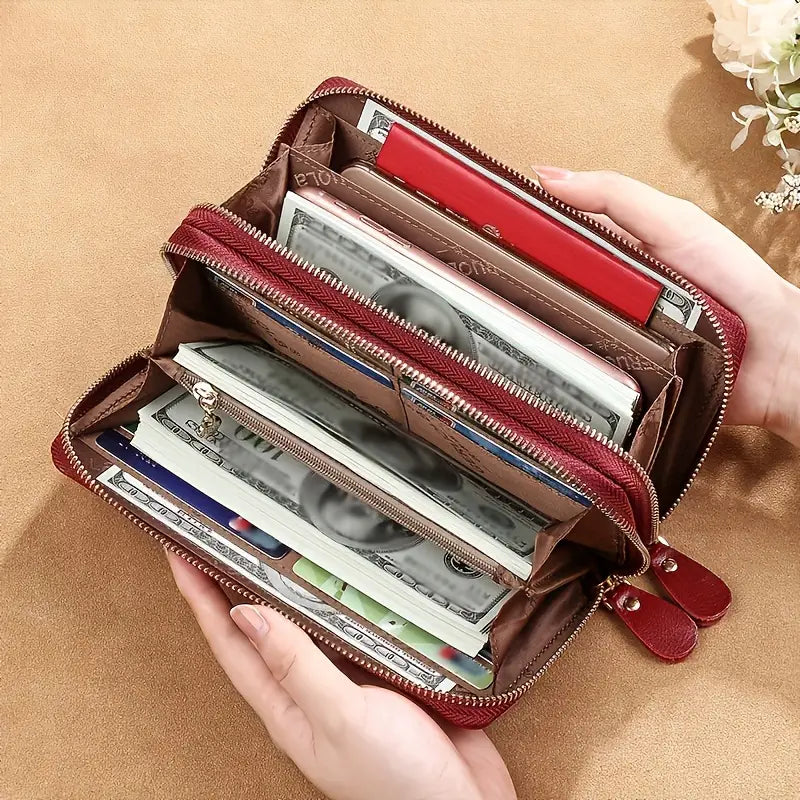 Portafoglio donna in pelle rossa, multi-scomparto, con cerniera, contenente banconote, carte di credito e monete. Accessorio moda elegante e funzionale.