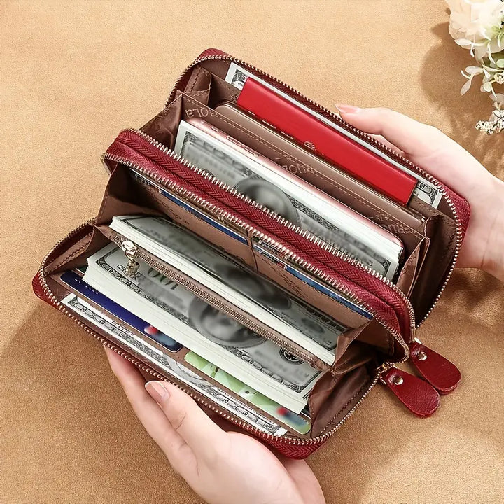 Portafoglio donna in pelle rossa, multi-scomparto, con cerniera, contenente banconote, carte di credito e monete. Accessorio moda elegante e funzionale.