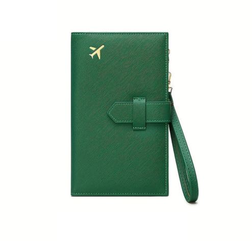 Portafoglio da viaggio verde con simbolo aereo dorato, cinturino da polso, design elegante. Accessorio moda, organizzazione documenti viaggio.