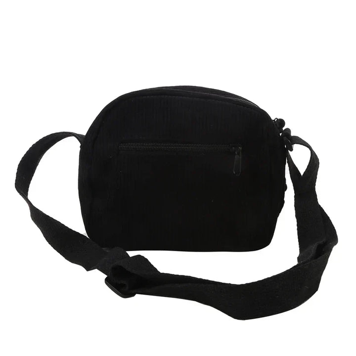 Borsa a tracolla nera in tessuto, con cerniera frontale. Design semplice e versatile, ideale per uso quotidiano. Accessorio moda unisex.