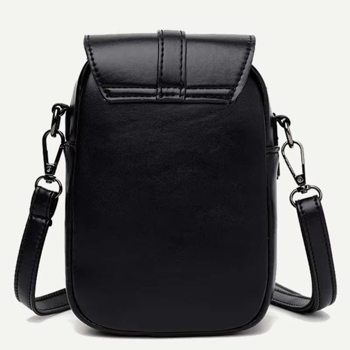 Borsa a tracolla nera in pelle sintetica, design elegante e minimalista, chiusura con patta, ideale per uomo, accessorio moda versatile.
