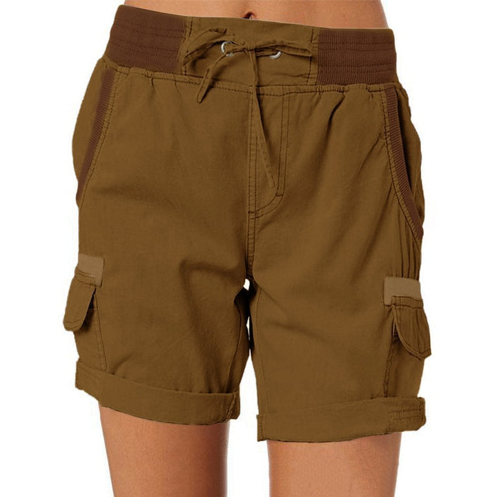 Pantaloncini cargo marroni da donna con tasche laterali, cintura elastica e laccetti. Ideali per escursioni e attività all'aperto.