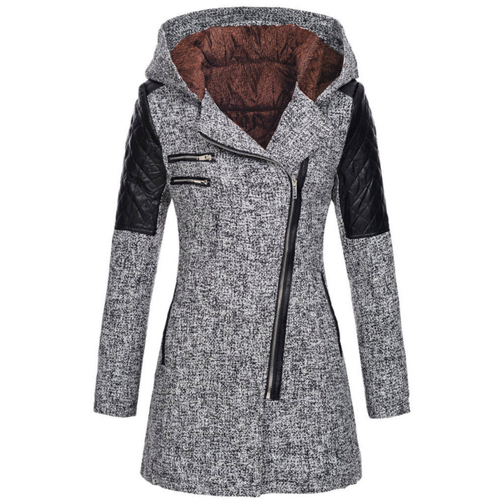 Cappotto donna invernale grigio con cappuccio, cerniere asimmetriche, dettagli in pelle nera su spalle e maniche, stile elegante e moderno.