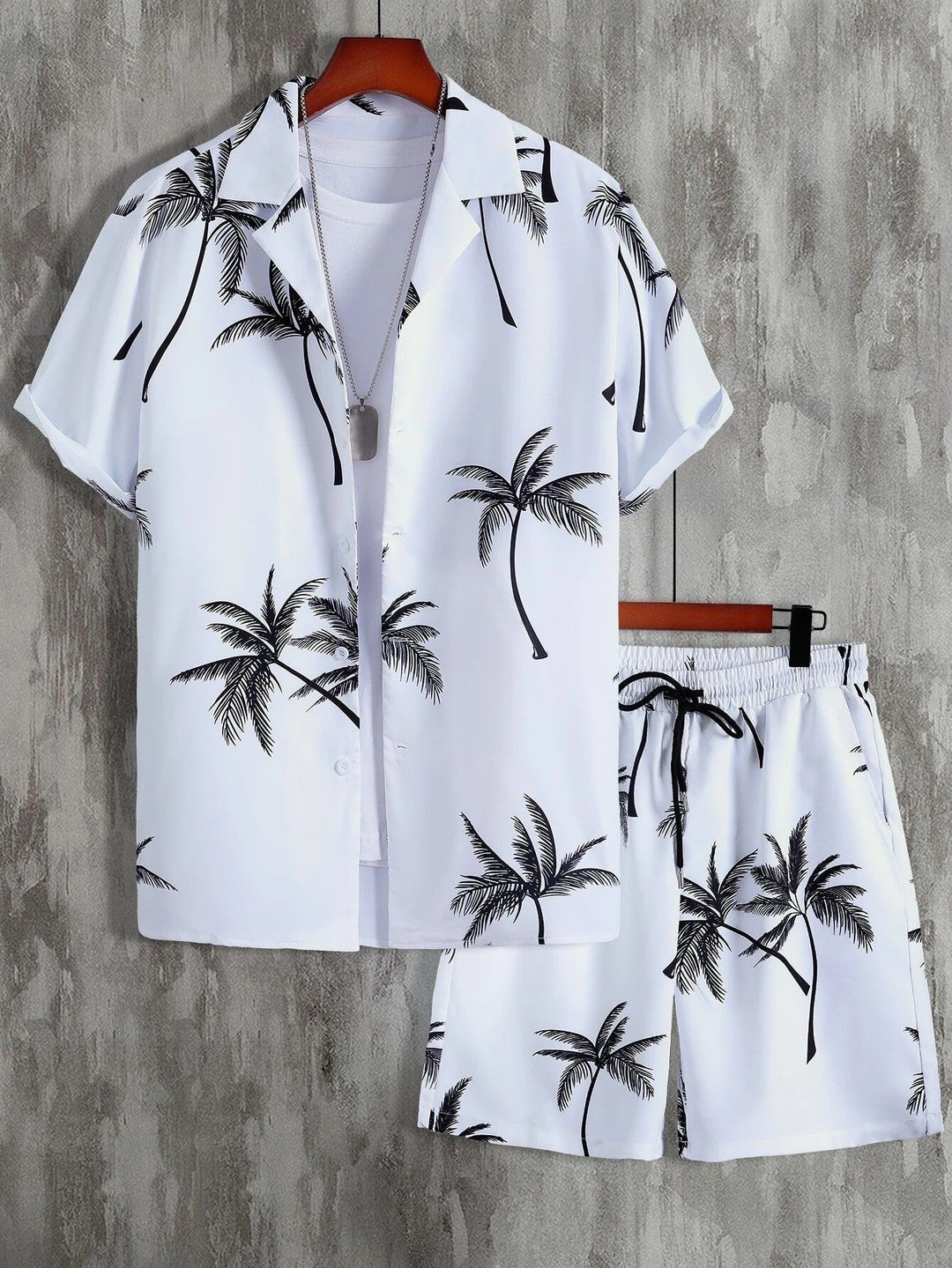 Completo estivo uomo, camicia e pantaloncini bianchi con stampa palme nere, stile casual, perfetto per vacanze e moda estiva.