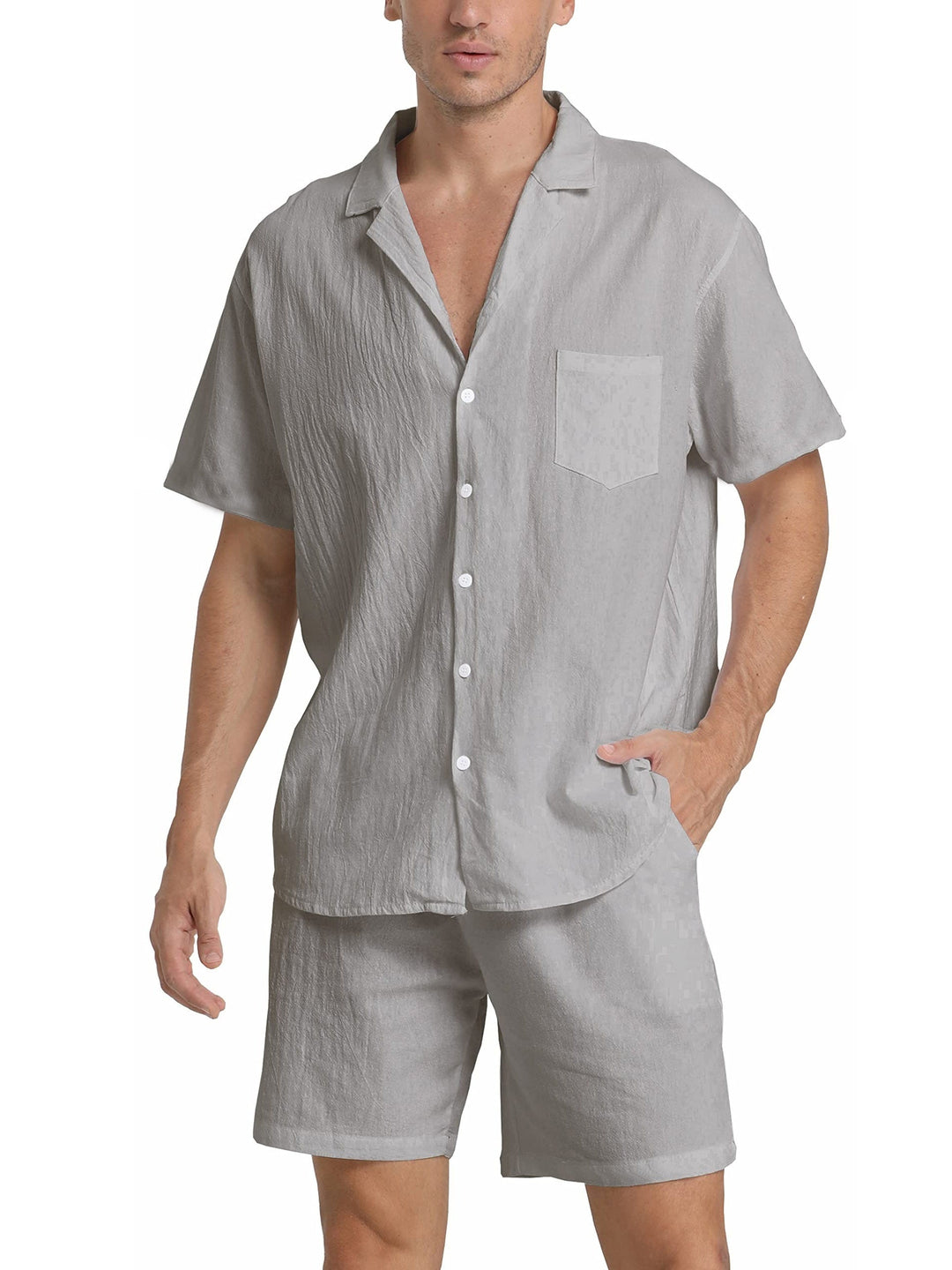 Camicia e pantaloncini uomo in lino grigio chiaro, maniche corte, tasca frontale, abbigliamento estivo casual, moda maschile elegante.