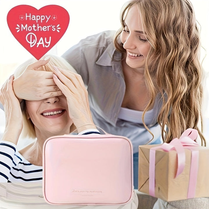 Donna sorridente copre gli occhi di un'altra donna con una borsa rosa e un regalo incartato. Testo "Happy Mother's Day" in alto.