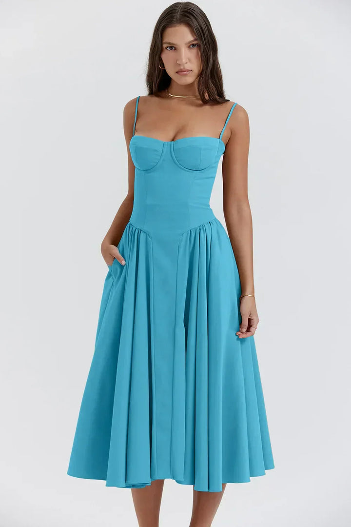 Abito estivo donna azzurro, lunghezza midi, spalline sottili, scollo a cuore, gonna ampia. Elegante e casual, perfetto per eventi estivi.