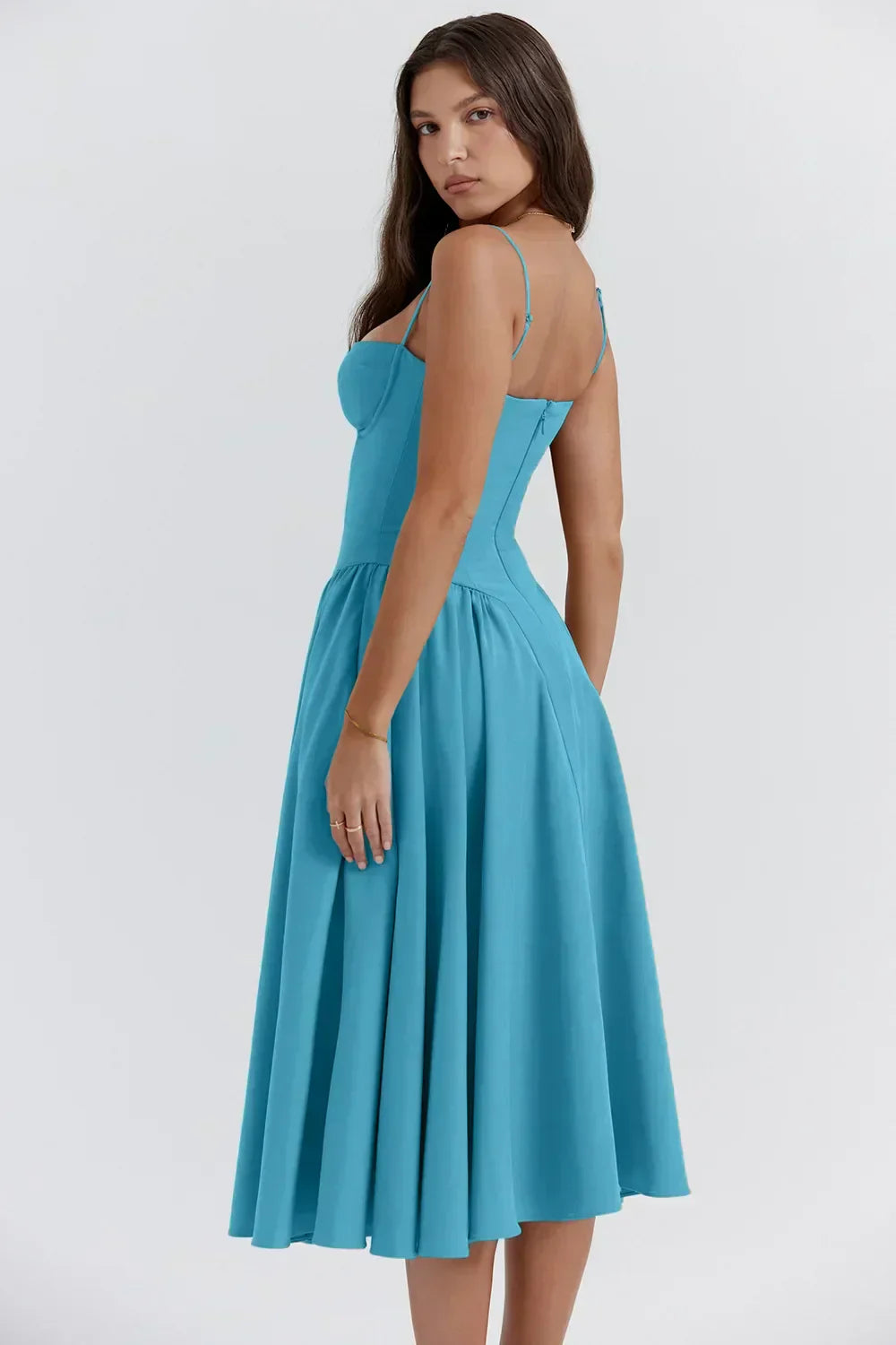 Abito midi azzurro elegante con spalline sottili, scollo a cuore e gonna svasata. Perfetto per eventi estivi e cerimonie. Moda donna 2023.