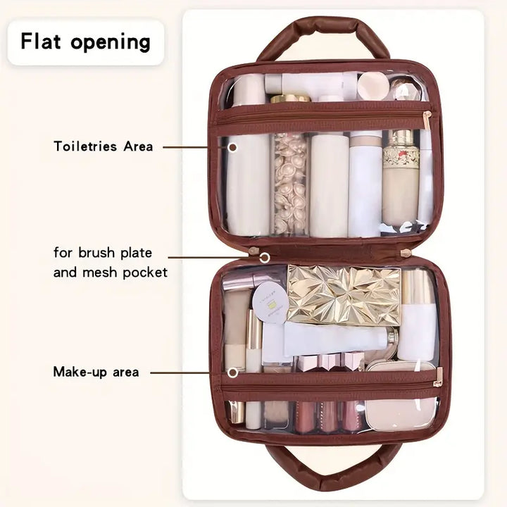 Borsa da viaggio per cosmetici aperta, con scomparti trasparenti per trucchi e accessori. Design compatto, ideale per organizzare prodotti di bellezza.