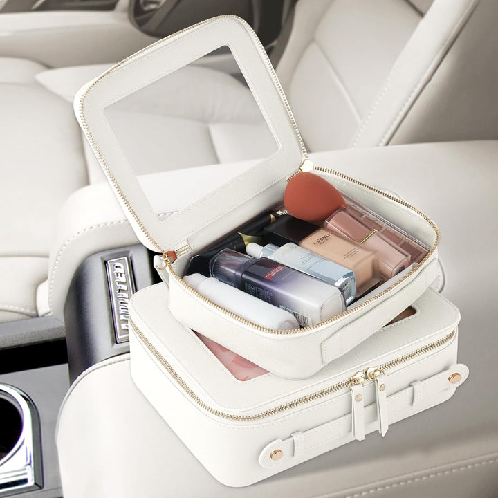 Astuccio trucco bianco in pelle con specchio, contenente cosmetici vari, posizionato su sedile auto. Organizzatore viaggio elegante e pratico.