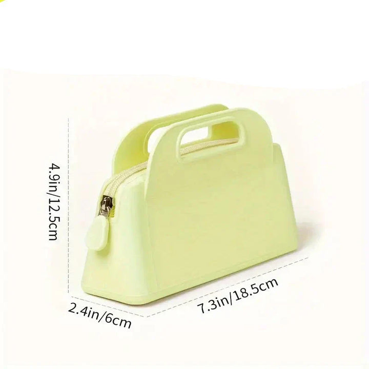 Borsetta gialla in silicone, dimensioni 18,5x6x12,5 cm, con chiusura a zip. Design moderno, ideale per accessori moda e uso quotidiano.
