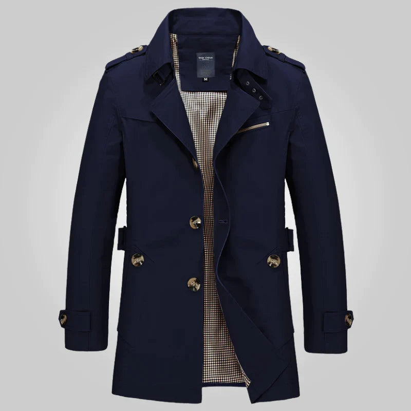 Cappotto trench uomo blu scuro, doppio petto, con cintura e bottoni, elegante e moderno, ideale per autunno e inverno.