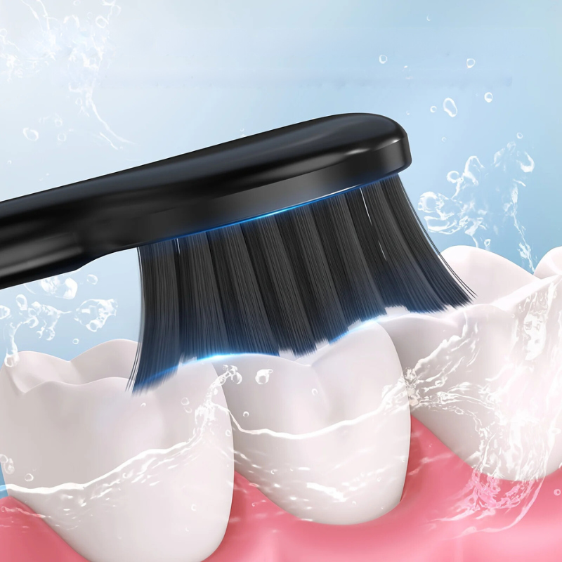 Spazzolino nero in azione su denti bianchi con schizzi d'acqua, igiene orale, pulizia dentale, setole morbide, cura denti, salute orale.