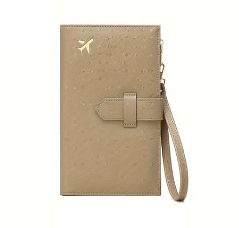 Portafoglio da viaggio beige in pelle con cinturino, decorato con icona dorata di aereo. Accessorio elegante per documenti e passaporto.