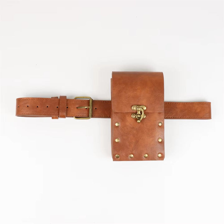 Cintura in pelle marrone con borsa, fibbia in metallo dorato e rivetti decorativi. Accessorio moda vintage, stile steampunk, unisex.