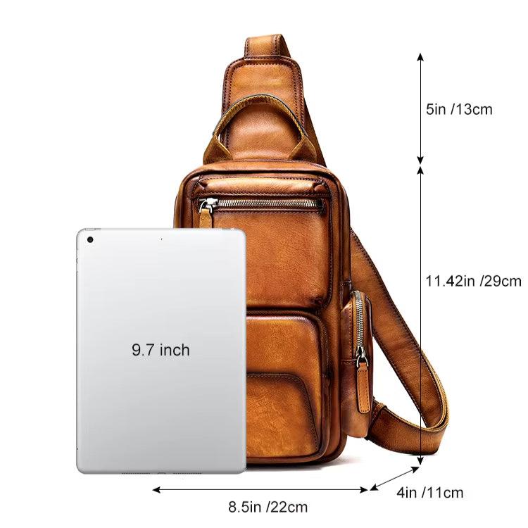 Zaino a tracolla in pelle marrone con tasche multiple, dimensioni 11,42x8,5x4 pollici, accanto a tablet 9,7 pollici. Ideale per viaggi e lavoro.