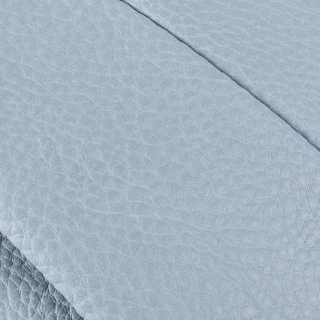 Texture di pelle blu chiaro, superficie granulosa, materiale di alta qualità per arredamento o moda, design elegante e moderno.