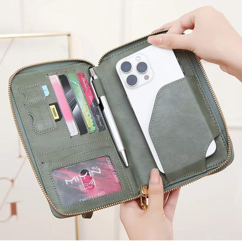 Portafoglio verde in pelle con zip, tasche per carte di credito, penna e scomparto per smartphone. Accessorio elegante e funzionale per l'organizzazione.