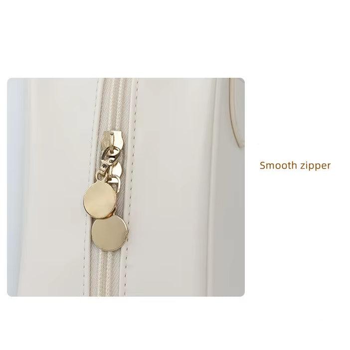 Chiusura lampo liscia in metallo dorato su borsa bianca elegante, dettaglio di design moderno e funzionale. Accessorio moda di alta qualità.