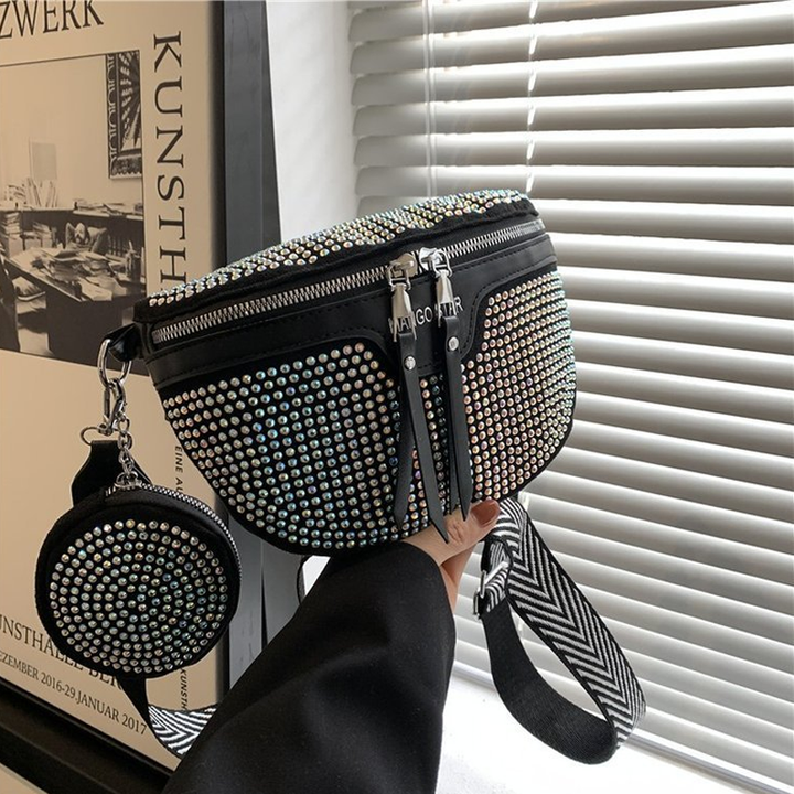 Marsupio nero con borchie scintillanti e portamonete abbinato, design moderno, cerniere doppie, ideale per moda urbana e accessori trendy.