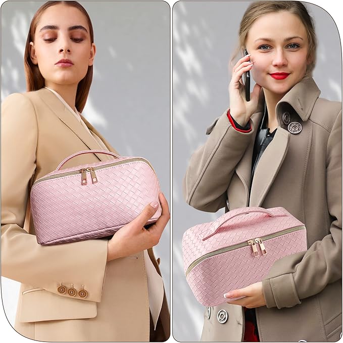 Due donne con eleganti borse da trucco rosa intrecciate, indossano cappotti beige. Accessorio moda femminile, stile sofisticato e moderno.