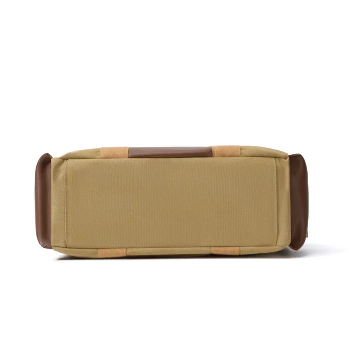 Borsa a tracolla beige e marrone, vista dal basso, in tessuto resistente con dettagli in pelle. Design elegante e funzionale per uso quotidiano.