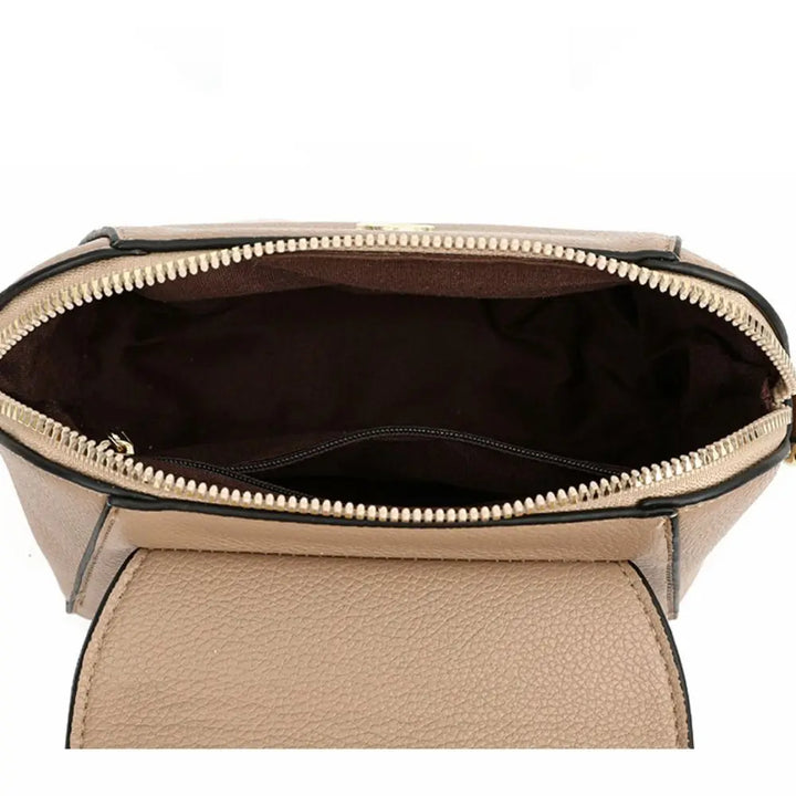 Borsa a tracolla in pelle beige con cerniera aperta, interno spazioso e tasca interna. Accessorio moda elegante e pratico per donna.