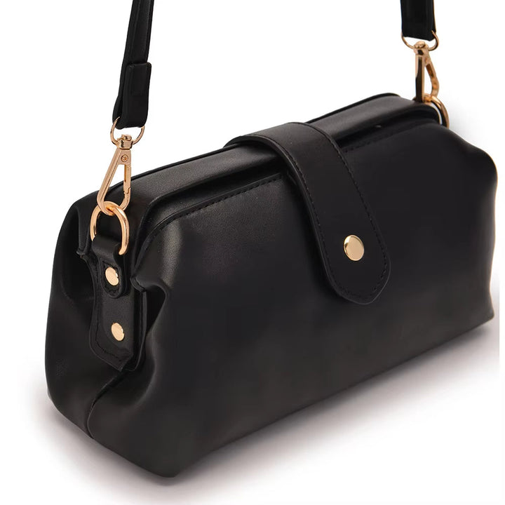 Borsa a tracolla nera in pelle con chiusura a bottone dorato, design elegante e moderno, accessorio moda donna, ideale per ogni occasione.