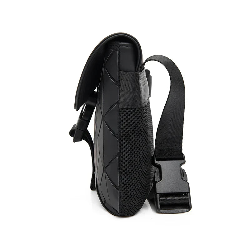 Borsa a tracolla nera in pelle con design geometrico, chiusura a fibbia, tasca laterale in rete. Accessorio moda elegante e funzionale.
