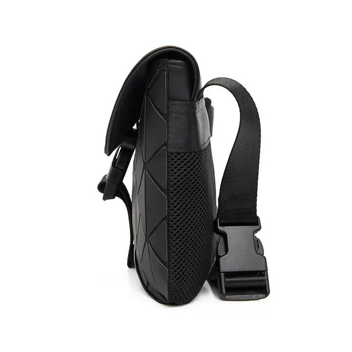 Borsa a tracolla nera in pelle con design geometrico, chiusura a fibbia, tasca laterale in rete. Accessorio moda elegante e funzionale.
