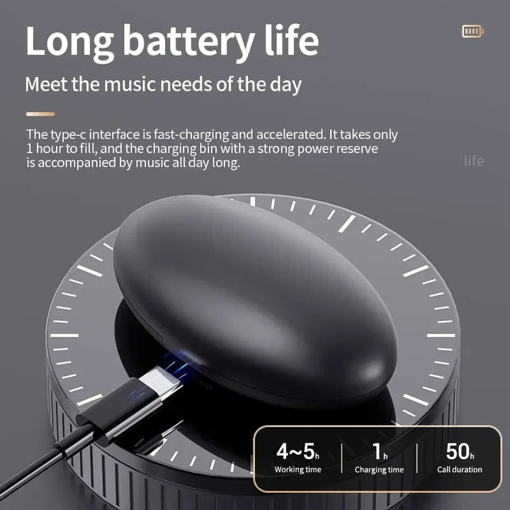 Caricatore wireless nero su base circolare con cavo USB-C, evidenziato per lunga durata batteria e ricarica rapida. Ideale per musica continua.