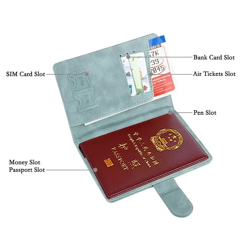 Portafoglio da viaggio in pelle grigia con slot per passaporto, carte di credito, SIM, biglietti aerei e penna. Organizzatore compatto e funzionale.