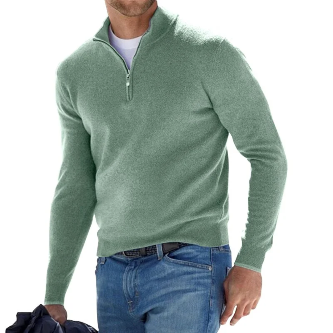 Maglione verde uomo con zip, maniche lunghe, indossato con jeans blu. Look casual ed elegante, perfetto per moda autunnale e invernale.