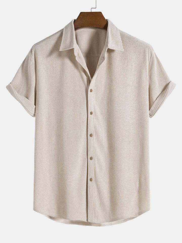 Camicia beige a maniche corte in lino, colletto classico, bottoni frontali, design casual estivo. Ideale per look eleganti e freschi.