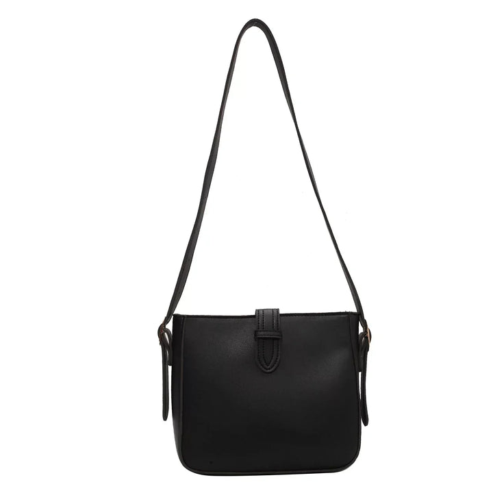 Borsa a tracolla nera in pelle, design elegante e minimalista, ideale per moda donna, accessorio versatile per ogni occasione.