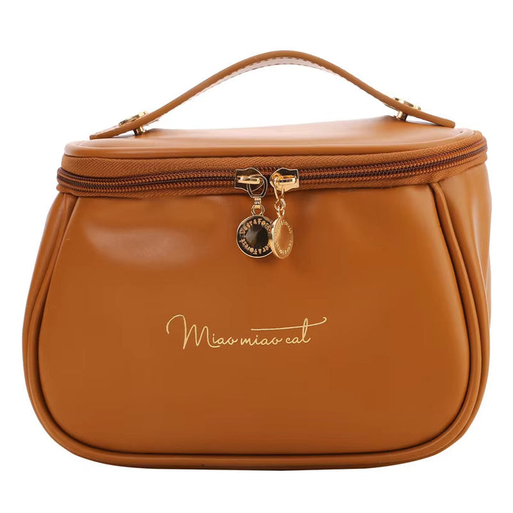 Borsa cosmetica marrone in pelle PU con cerniera dorata e manico superiore, design elegante, ideale per viaggi e organizzazione trucco.