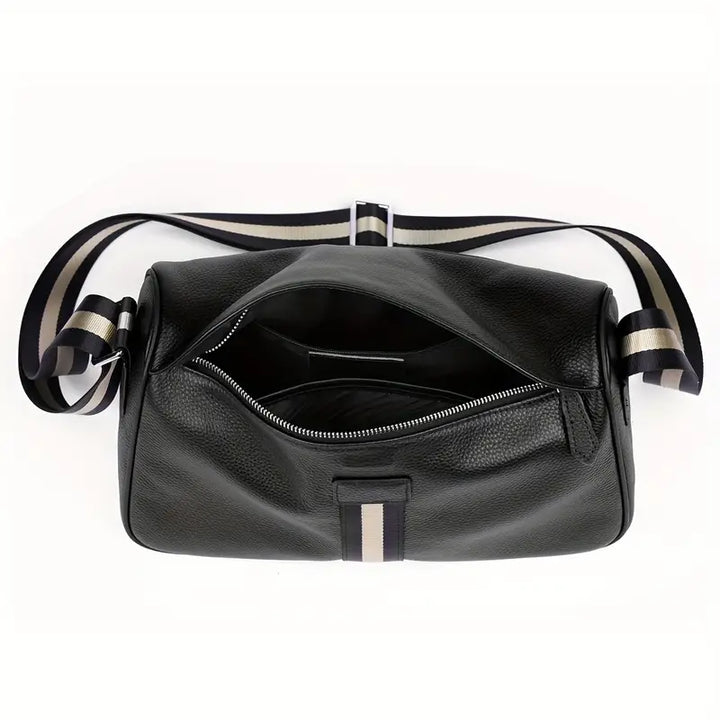 Borsa a tracolla in pelle nera con cerniera aperta, dettagli a righe bianche e nere, ideale per moda uomo e donna, accessorio elegante e funzionale.