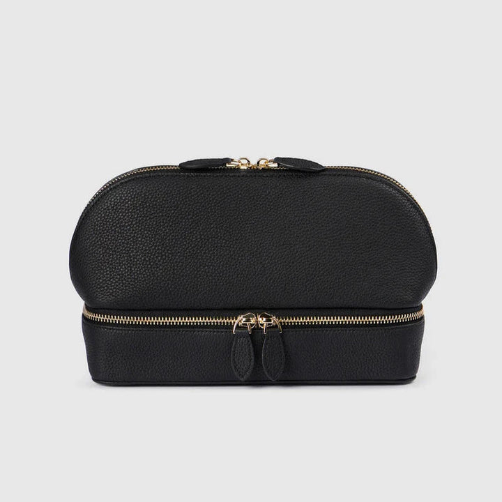 Elegante borsa cosmetica in pelle nera con doppia cerniera dorata, design compatto e moderno, ideale per viaggi e organizzazione trucco.