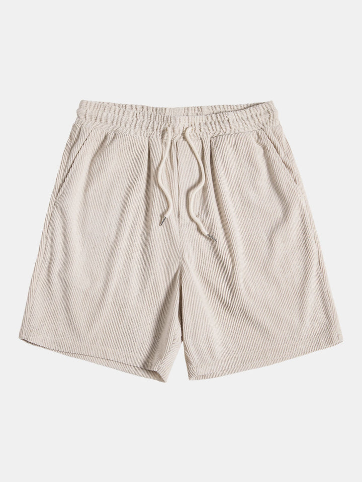 Pantaloncini beige a righe verticali, elastico in vita con laccio, tasche laterali. Ideali per l'estate, moda casual uomo.