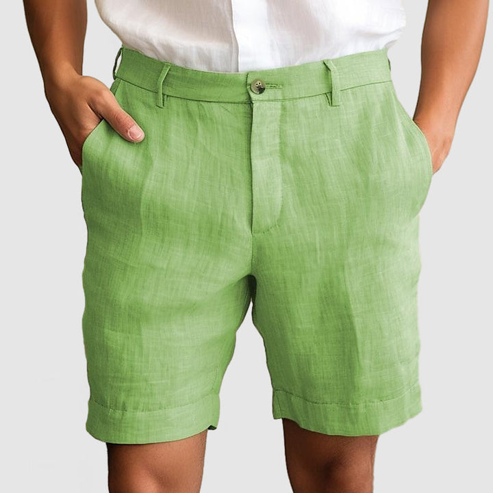 Pantaloncini uomo in lino verde, eleganti e leggeri, ideali per l'estate. Design casual con tasche laterali, perfetti per look estivi alla moda.
