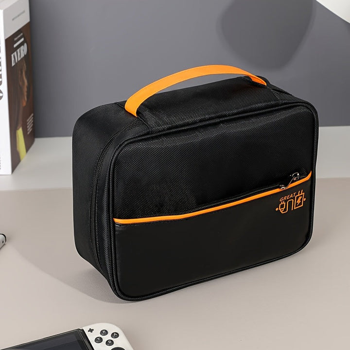 Custodia nera per console di gioco portatile, con manico arancione e tasca frontale con cerniera, su tavolo grigio. Accessorio per Nintendo Switch.
