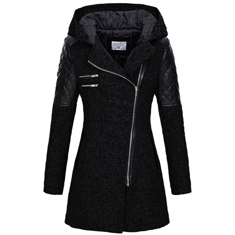 Cappotto donna nero con cappuccio, maniche in pelle trapuntata, chiusura zip asimmetrica. Elegante e moderno, ideale per l&
