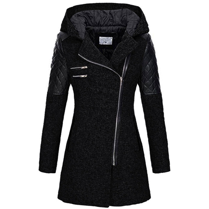 Cappotto donna nero con cappuccio, maniche in pelle trapuntata, chiusura zip asimmetrica. Elegante e moderno, ideale per l&