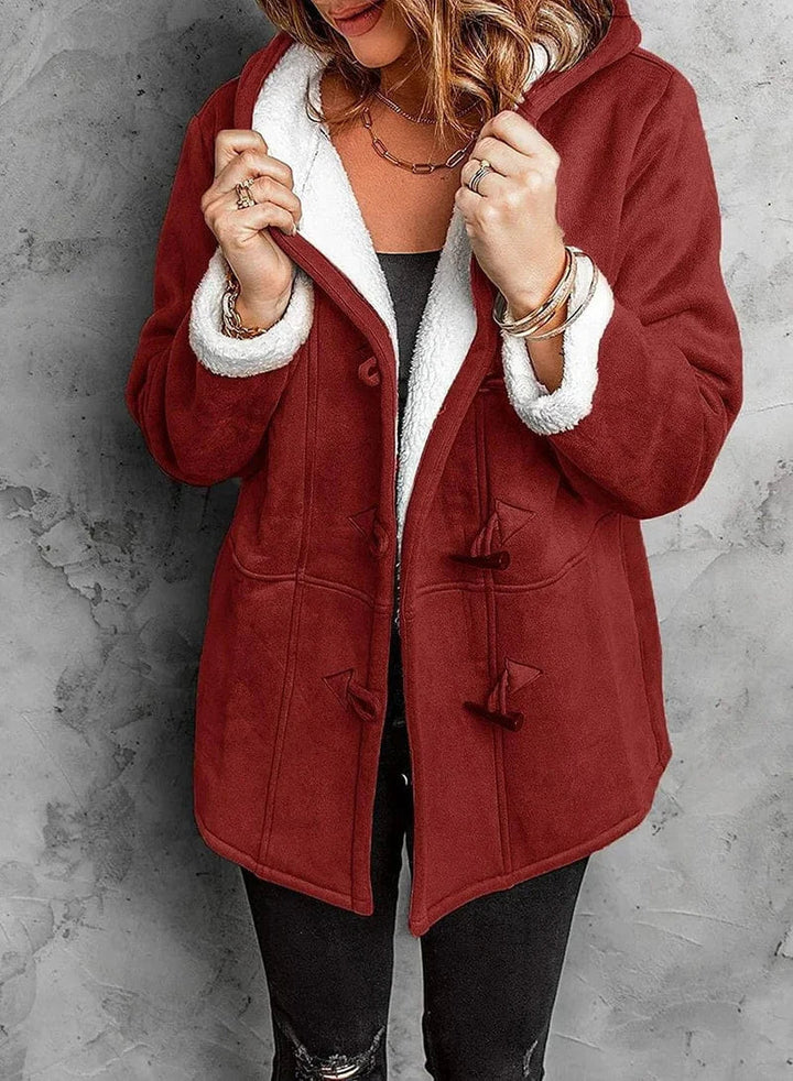 Giacca invernale donna rossa con cappuccio, interno in pelliccia sintetica bianca, chiusura a bottoni, stile casual, ideale per look autunnali.