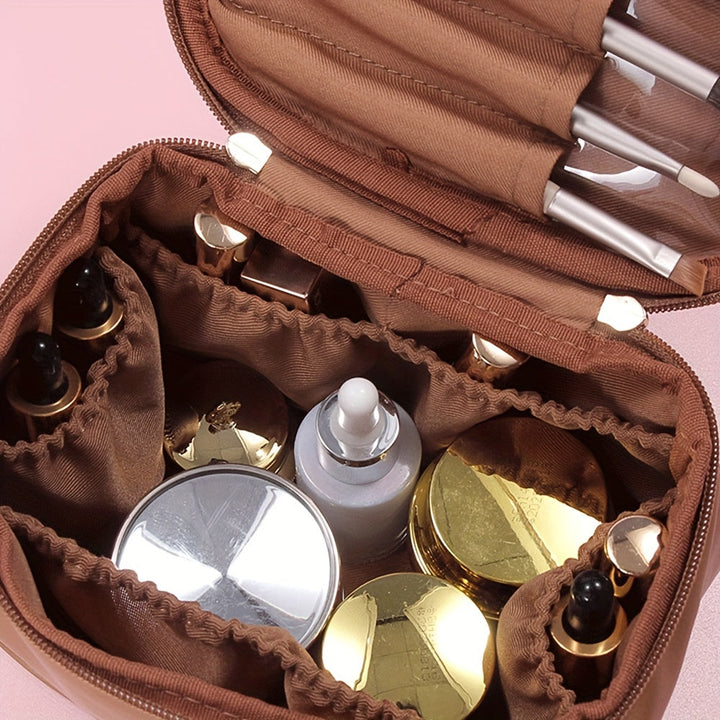 Borsa cosmetica marrone con scomparti, contenente flaconi di siero, creme e pennelli trucco. Organizzatore da viaggio per prodotti di bellezza.
