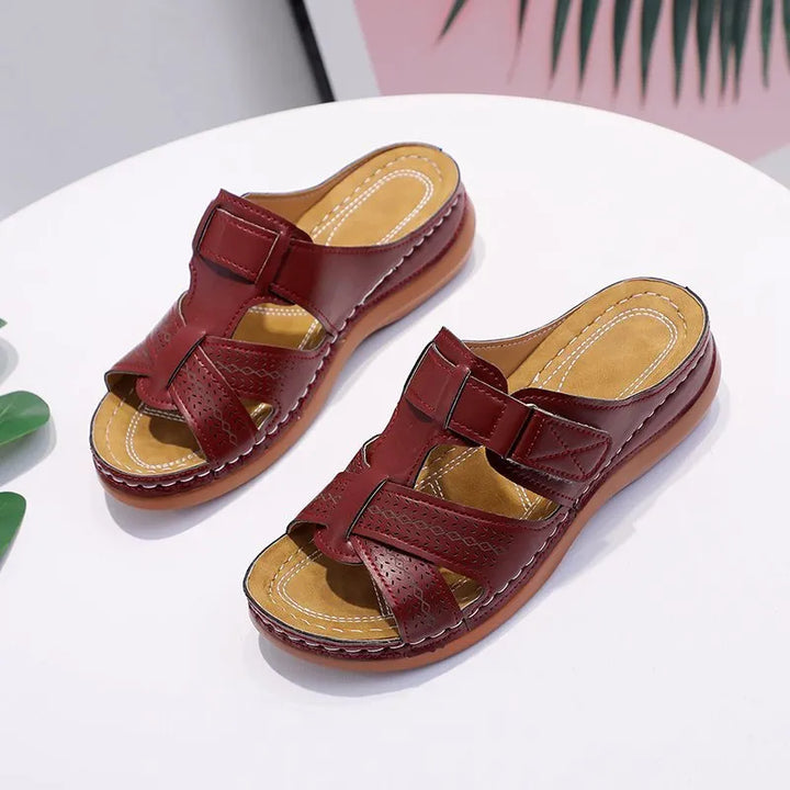 Sandali donna in pelle rossa, design intrecciato, suola comoda, stile casual estivo, perfetti per passeggiate e look quotidiani.