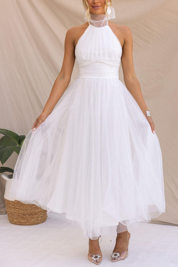 Abito da sposa bianco in tulle, senza maniche, con scollo all'americana. Design elegante e moderno, perfetto per matrimoni estivi.