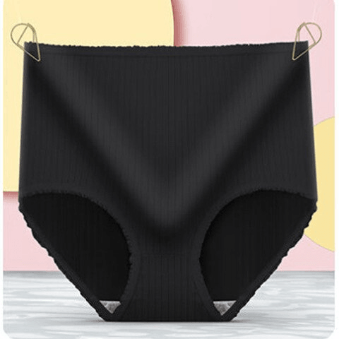 Mutandine a vita alta nere, tessuto a coste, appese con mollette. Intimo femminile comodo ed elegante, sfondo colorato.
