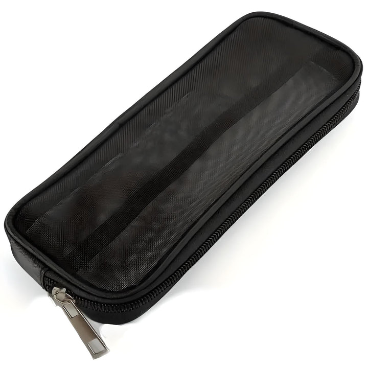 Astuccio portapenne nero in tessuto resistente con cerniera, design elegante e compatto, ideale per scuola e ufficio. Accessorio organizzativo pratico.