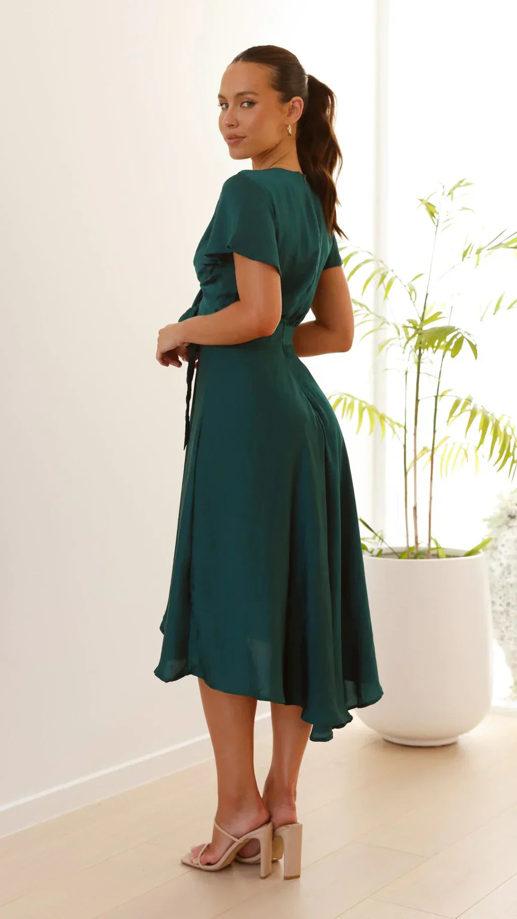 Abito Midi Donna in Raso Scollo a V Maniche Farfalla Gonna Asimmetrica